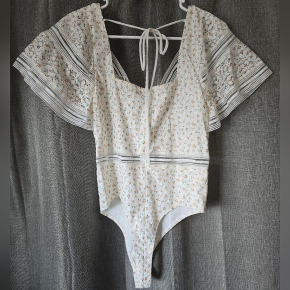 Blue Blush White Ditsy Floral Bodysuit Flutter-Sleeves Size M Lace - Picture 3 of 7